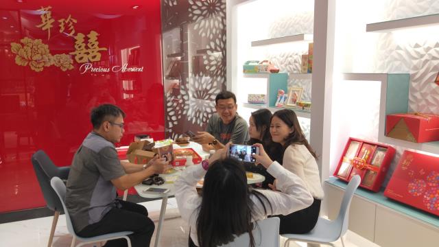 屏東東港伴手禮,歡迎馬來西亞貴賓來華珍食品參觀！
